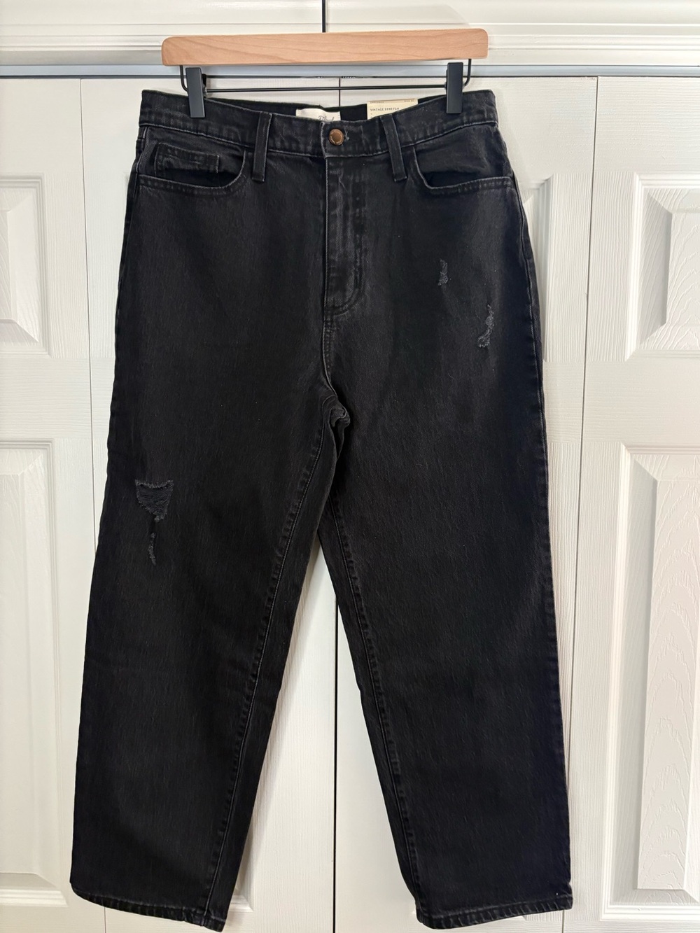 Women’s Universal Thread vintage straight jean black distressed wash size 10 NWT